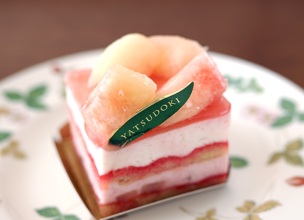 YATSUDOKI Gâteau Mousse with Ripe Peaches and Red Peaches from Yamanashi Prefecture