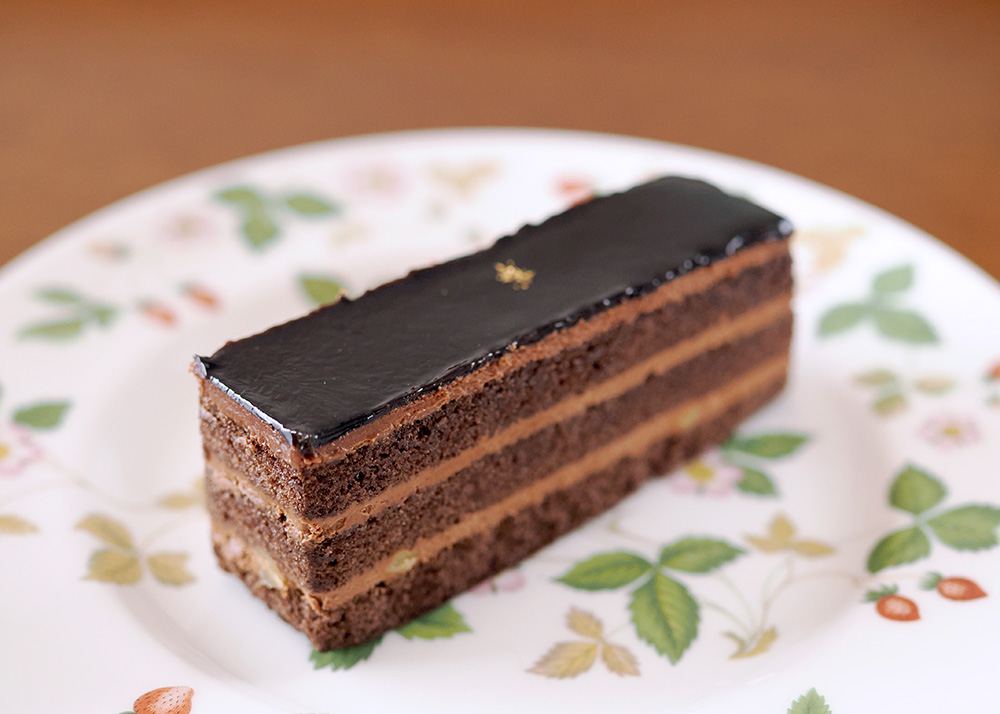 Doutor Coffee Double Chocolate Cake with a Nutty Aroma